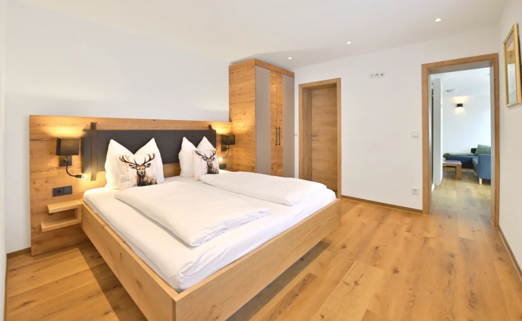 landhausingeborg_fewo_grossenalle_doppelbett_tuer
